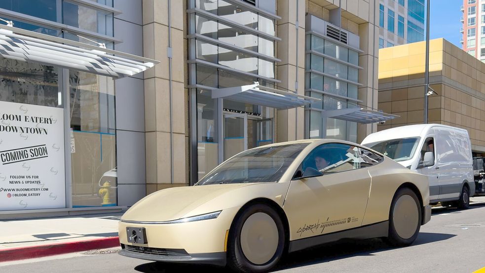 Auch Teslas geplantes Robotaxi ohne Lenkrad und Pedale soll nur mit Kameras als Sensoren auskommen. (Archivbild) Foto: Andrej Sokolow