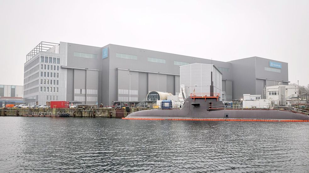 Ein U-Boot vor der Kieler Werft von TKMS. Foto: Christian Charisius