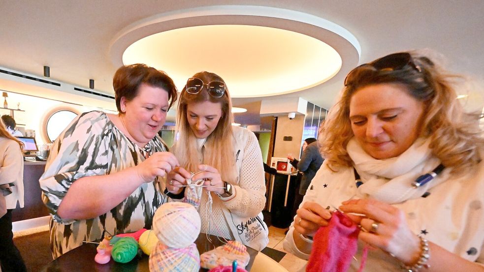 Schon bevor der Film startet, wird fleißig gestrickt. Foto: Roberto Pfeil