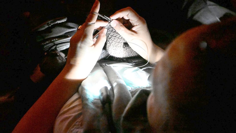 Bei besonders dunkler Wolle oder hoch komplizierten Mustern könnte es im Strickkino schwierig werden. Foto: Roberto Pfeil