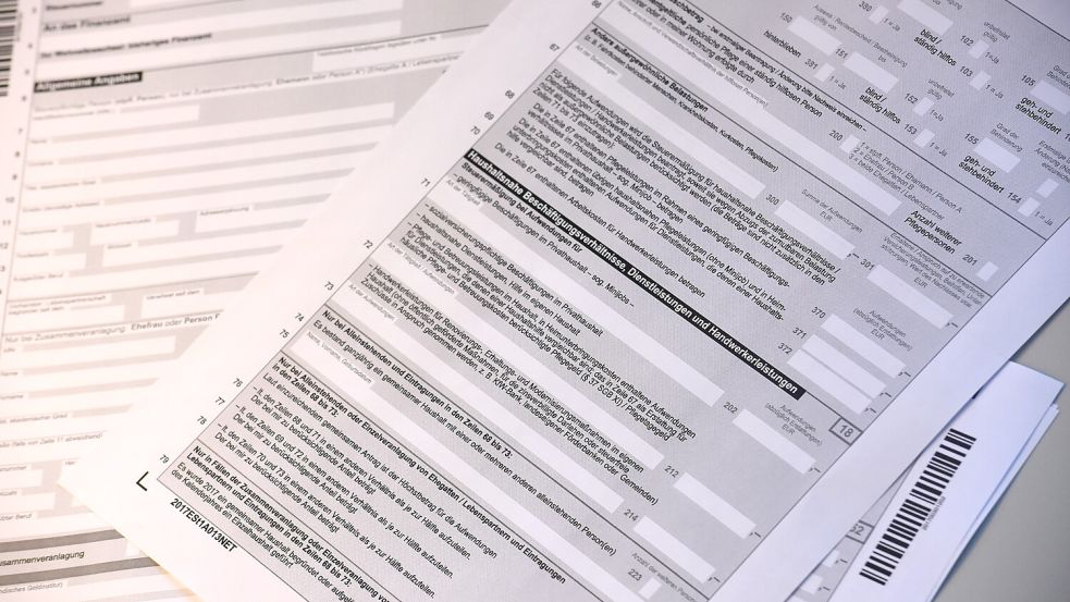 Auch wenn es online viel einfacher geht - wer seine Steuererklärung selber ausfüllt, kann nach wie vor auch die Papierversion nutzen. Foto: Prins