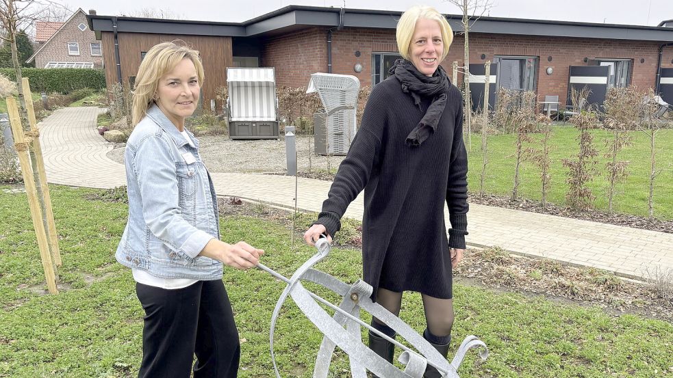 Christina Bitiq (links) und Miriam Glave im Garten des Hospizes in Hage.Foto: Aiko Recke
