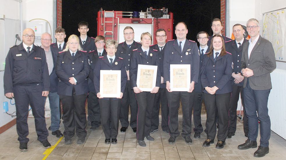 Das Foto zeigt die Feuerwehr Holthusen und Gäste auf der Jahreshauptversammlung (von links): Brandabschnittsleiter Süd Bernd Haskamp, Ortsvorsteher Gerrit Dreesmann, Justin Schröder, Vanessa Van Anken, Marten Siemens, Simone Boekhoff, Ines Yzer, Jannik Rand, Gesa Boerma, Patrick Groen, Rainer Junker, Thorsten Kohrs, Janna Schmehl, stellvertretender Ortsbrandmeister Thomas Müller, Ortsbrandmeister Stefan Siemens und Weeners Bürgermeister Heiko Abbas. Foto: privat