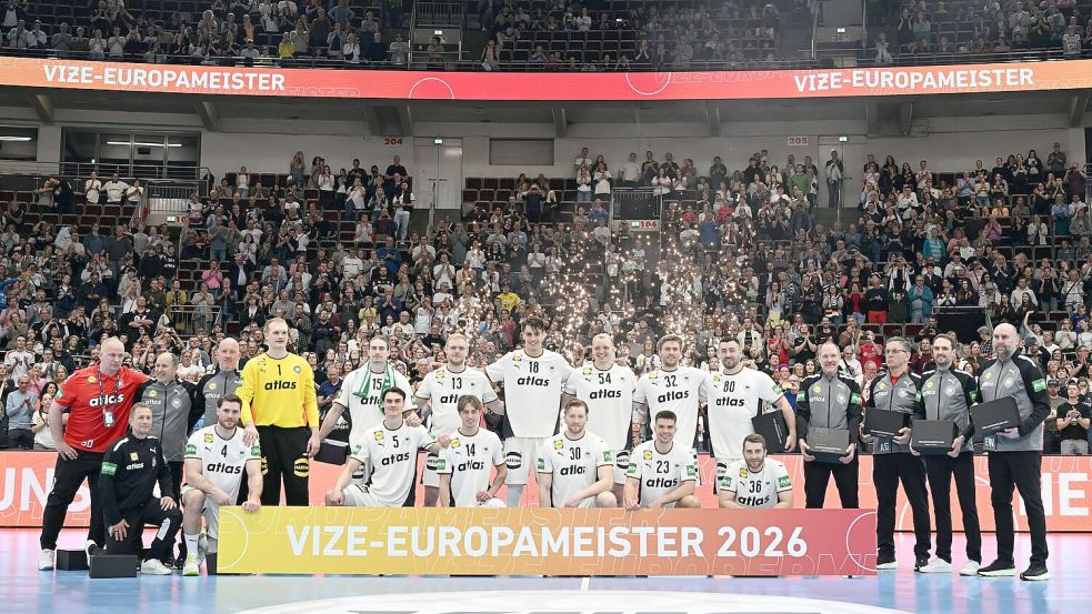 Die deutschen Handballer feierten gemeinsam noch einmal die Vize-Europameisterschaft. Foto: Federico Gambarini