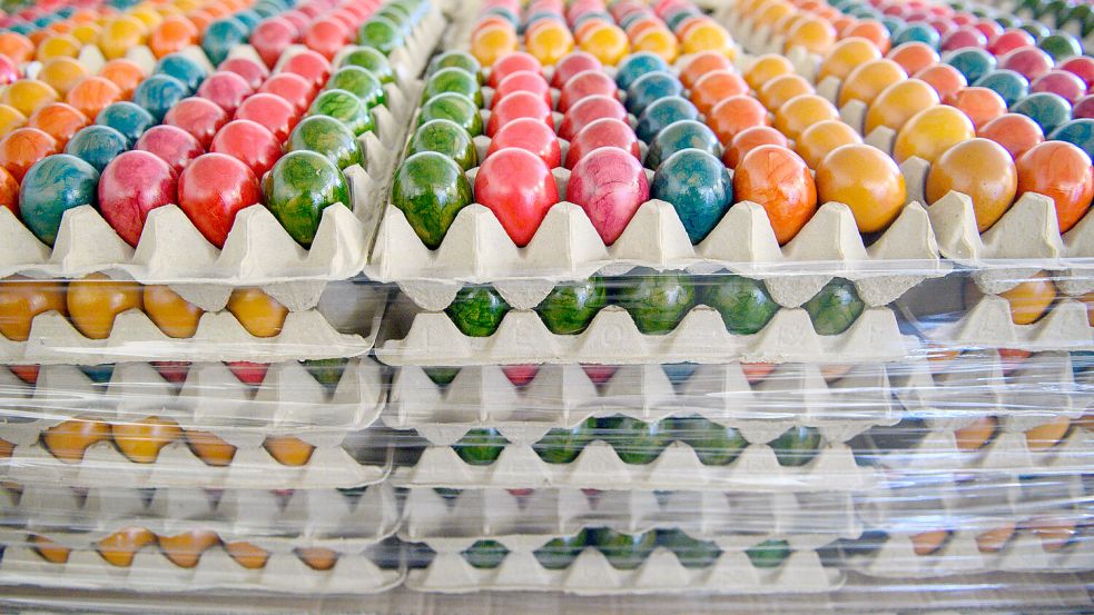 Farbige Ostereier lagern in einem Geflügelhof. Foto: Klaus-Dietmar Gabbert/dpa