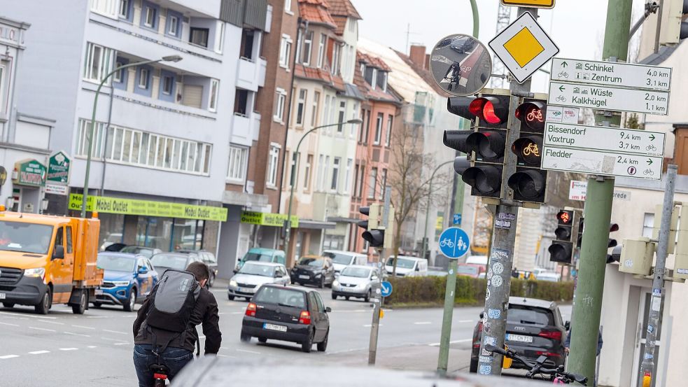 Die Iburger Straße in Osnabrück: Ein Ratsbeschluss aus dem vergangenen Jahr zur Einrichtung von Umweltspuren stoppte die Stadtverwaltung im März dieses Jahres. Sie argumentiert, das sei rechtlich nicht möglich. Foto: Benjamin Beutler