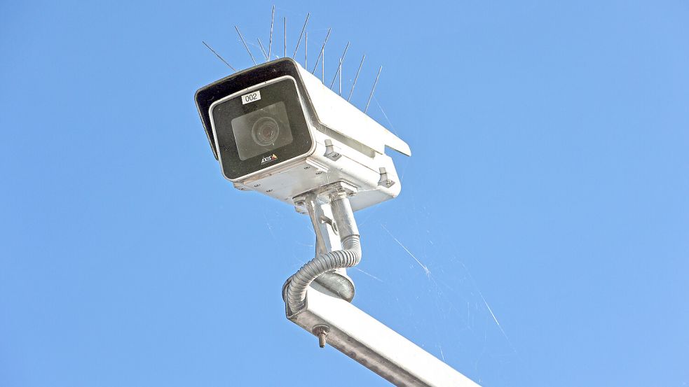 Mehr öffentliche Kameras an Brennpunkten würden die Sicherheit verbessern, sagt der Präsident der Polizeidirektion Osnabrück Friedo de Vries. Foto: IMAGO/Gottfried Czepluch