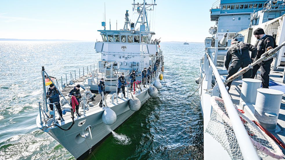 Marinemanöver Baltic MCM Squadex: Das Minenjagdboot „Datteln“ legt am Versorger „Mosel“ an, um Treibstoff zu übernehmen. Foto: IMAGO/Maurizio Gambarini