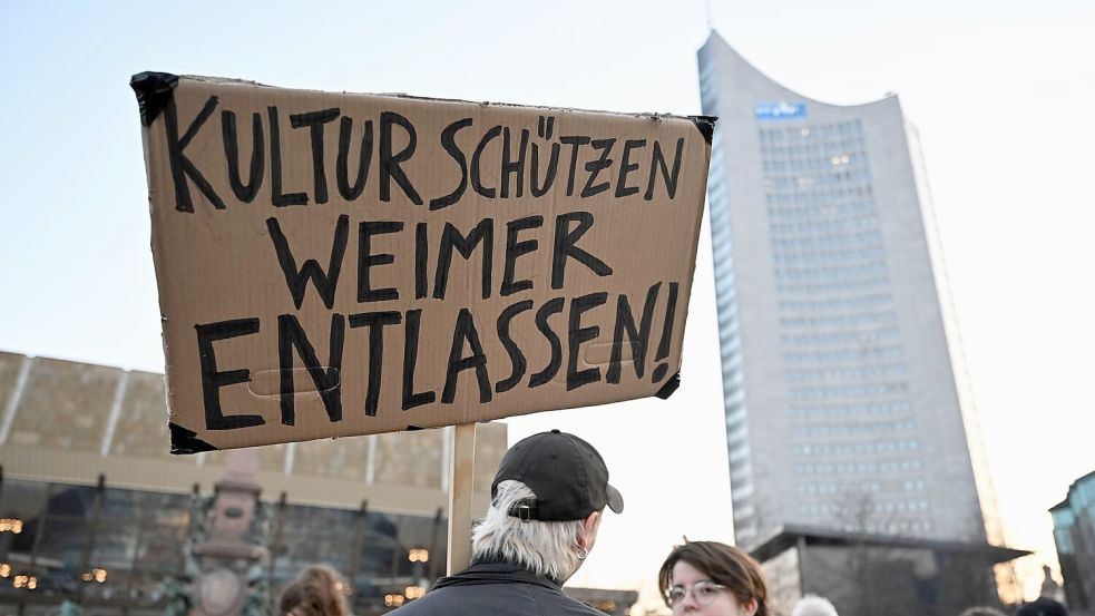 Einige Hundert Menschen gingen diese Woche in Leipzig gegen Wolfram Weimer auf die Straße. (Archivbild) Foto: Hendrik Schmidt/dpa