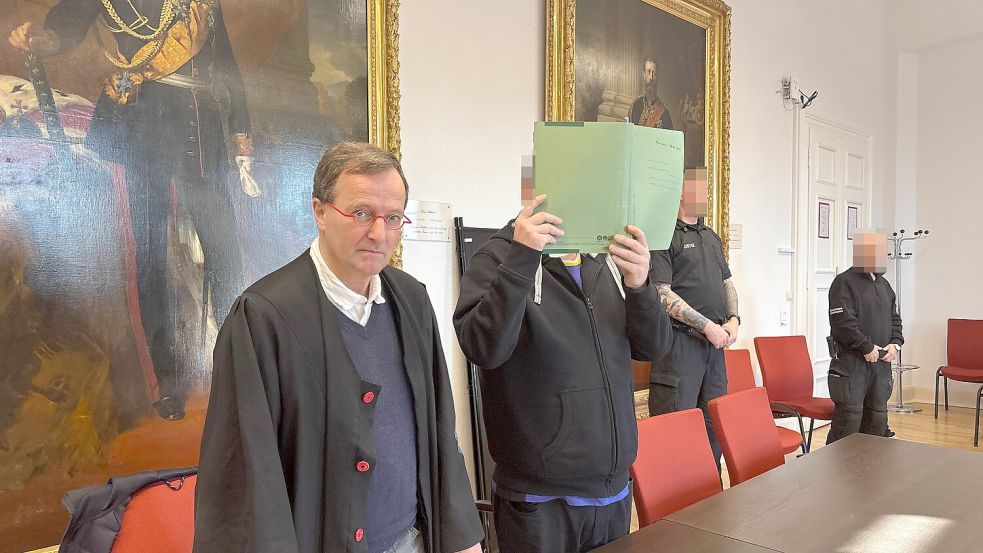 Der Angeklagte (rechts) musste sich vor dem Landgericht Aurich verantworten. Verteidigt wurde er von Rechtsanwalt Folkert Adler. Foto: Lars Löschen/Archiv