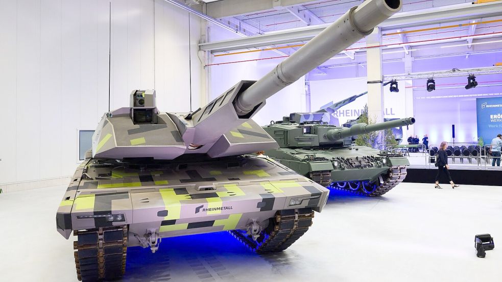 Der Panther-Kampfpanzer von Rheinmetall (links) steht neben anderen Panzern und Haubitzen des Rüstungskonzerns bei einer Vorführung in Unterlüß. Foto: Julian Stratenschulte