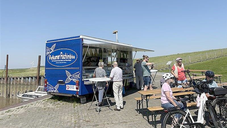 Die Fischbude in Petkum ist bei Fahrradfahrern sehr beliebt. Foto: Stephanie Schuurman/Archiv