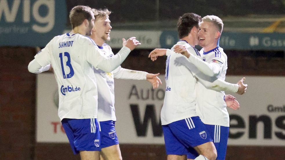 Tobias Steffen (ganz rechts) trifft für Kickers Emden aus 35 Metern. Foto: Doden/Emden