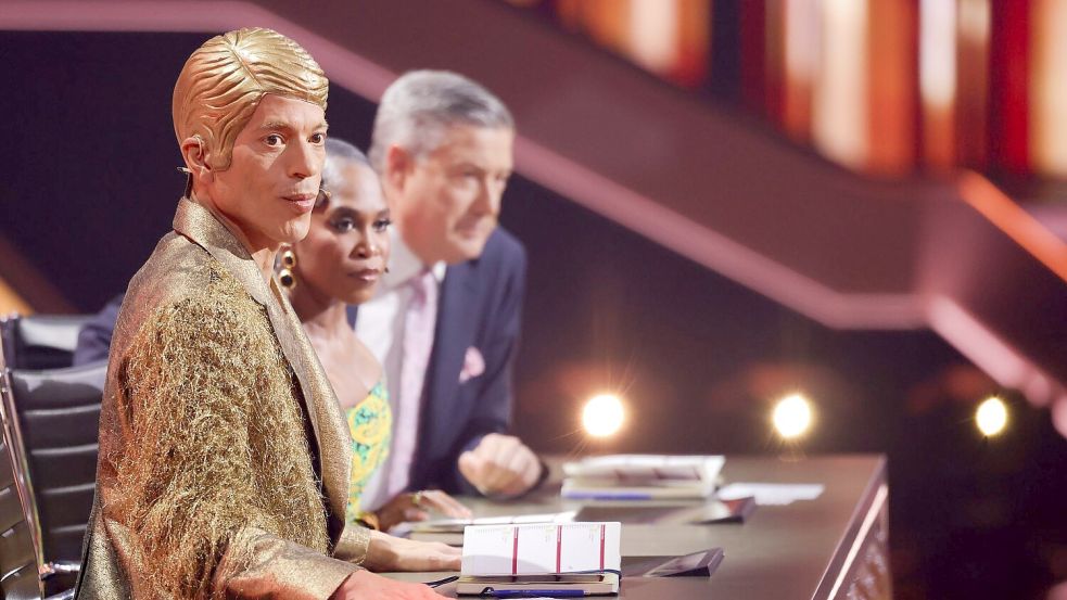 Sie urteilen jede Woche über die Tänze in der Show: Jorge Gonzalez (l-r), Motsi Mabuse und Joachim Llambi. (Archivbild) Foto: Rolf Vennenbernd