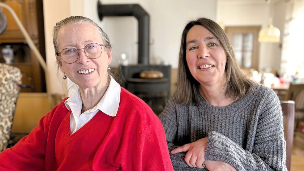 Giesela Kruse (75, links) und Hospizbegleiterin Stefanie Sturhahn treffen sich seit Oktober 2024 regelmäßig in Wiesmoor. Foto: Nicole Böning