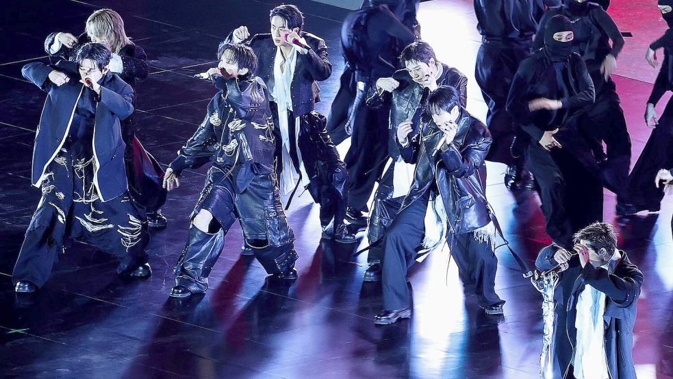 Nach vier Jahren Pause wird BTS beim ersten Auftritt in Seoul mit viel Jubel empfangen. Foto: Kim Hong-Ji/Pool Reuters/AP/dpa
