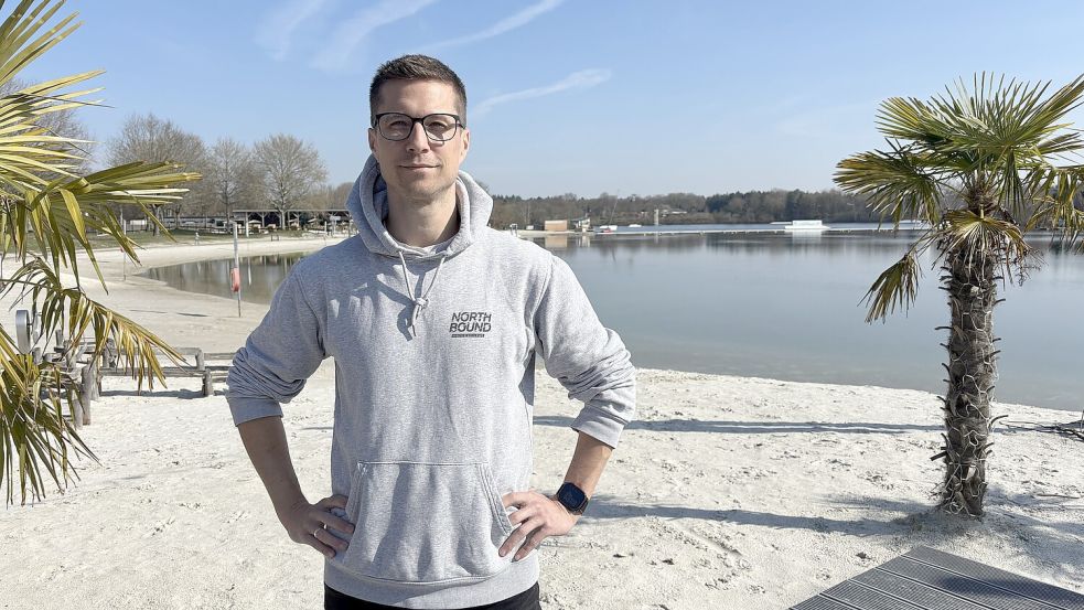 Die Saison beginnt: Mit einer neuen Plattform für die Wakeboardanlage startet North-Bound-Geschäftsführer Julian Berg zuversichtlich in den Sommer. Foto: Karin Böhmer