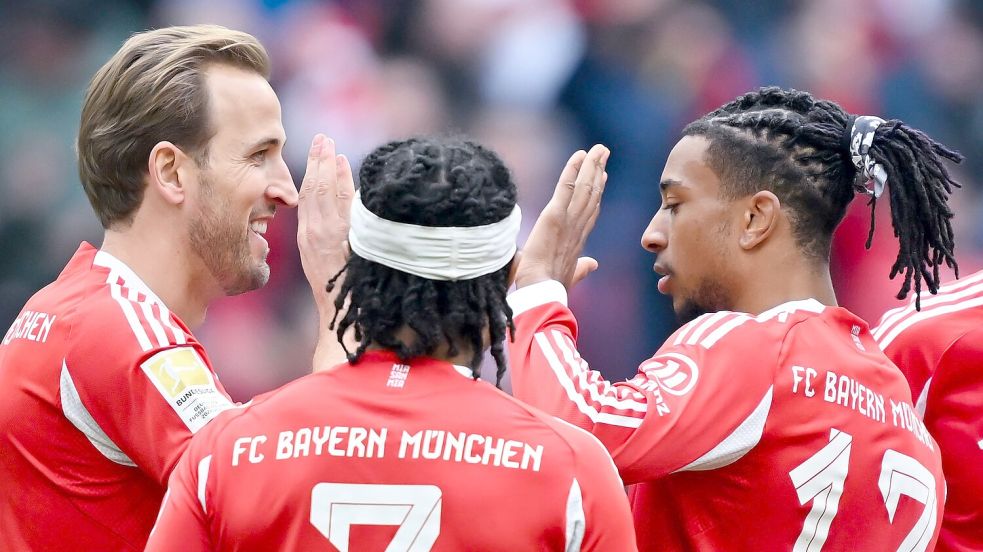 Die Münchner Torschützen (v.l.) Harry Kane, Serge Gnabry und Michael Olise beim Jubel. Foto: Sven Hoppe