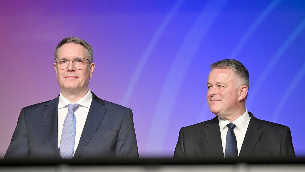 Wer wird der nächste Ministerpräsident? Amtsinhaber Alexander Schweitzer (SPD l.) oder sein CDU-Herausforderer Gordon Schnieder (r.)? (Archivbild) Foto: Michael Brandt