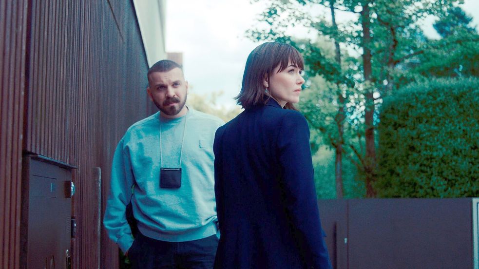 Je tiefer Hamza Kulina (Edin Hasanovic) und seine Kollegin Maryam Azadi (Melika Foroutan) in den Fall eintauchen, desto mysteriöser wird dieser. Foto: Rick Ostermann