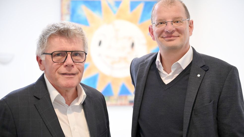 Das Merkur-Führungsduo: Firmenchef Lars Felderhoff (rechts) und Vizechef Manfred Stoffers (links). Foto: Wolf von Dewitz/dpa
