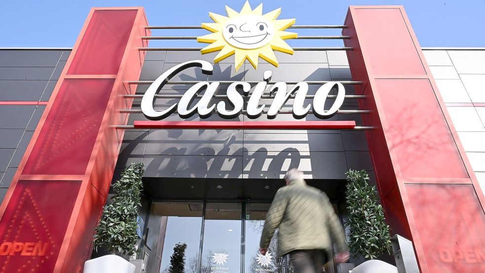 Ein Mann geht in eine Merkur-Spielothek, die sich Casino nennt. Foto: Wolf von Dewitz/dpa
