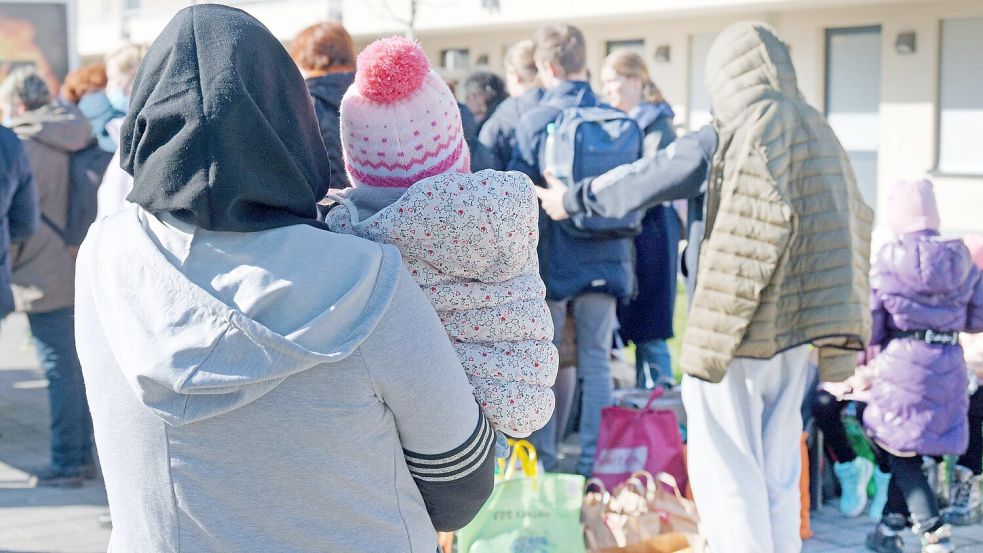 Geflüchtete warten vor einem Kölner Flüchtlingsheim. Foto: dpa/Henning Kaiser