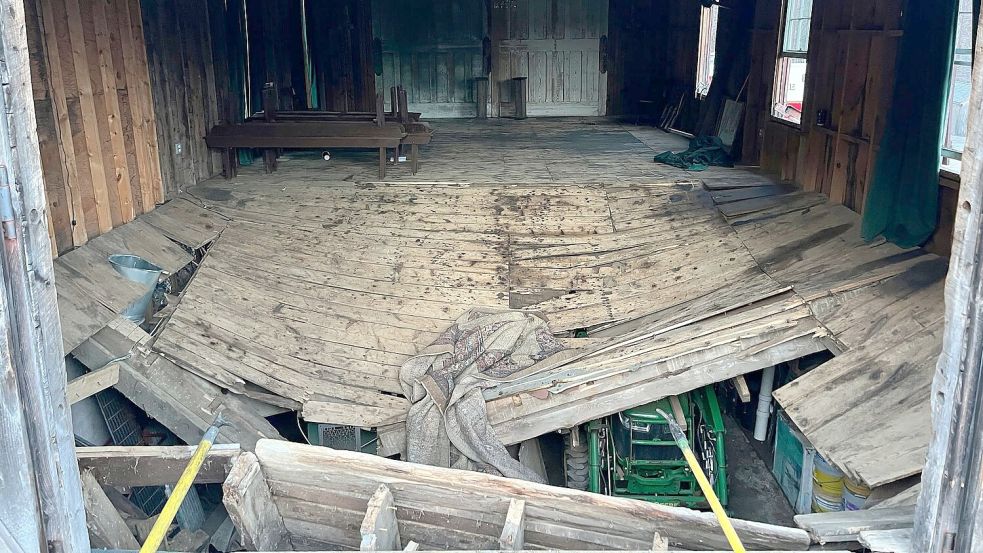 In einem Gebäude in ländlicher Natur sollte die Trauung stattfinden - Überfüllung könnte die Ursache für den Einbruch des Holzfußbodens sein. Foto: Uncredited/New Hampshire State F