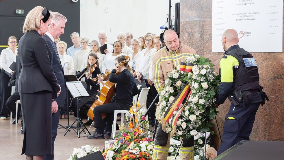 Gedenken am Brüsseler Flughafen: Zu den Teilnehmern der Zeremonie gehörten auch Königin Mathilde und König Philippe. Foto: Benoit Doppagne
