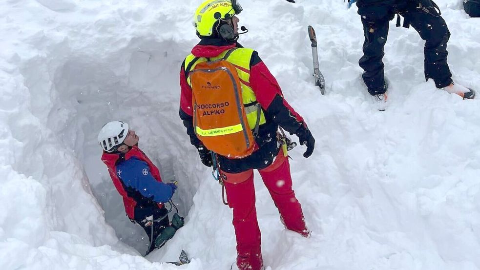 Die Skifahrer waren teils metertief unter Schnee begraben. Foto: ---