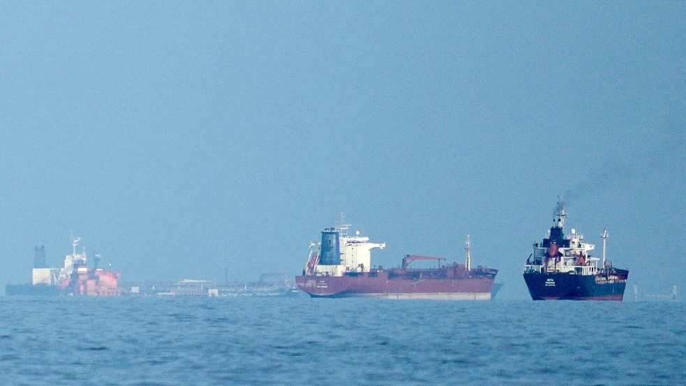 Der Schiffsverkehr durch die Straße von Hormus ist wegen des Iran-Kriegs weitgehend zum Erliegen gekommen. (Archivbild) Foto: Altaf Qadri/AP/dpa