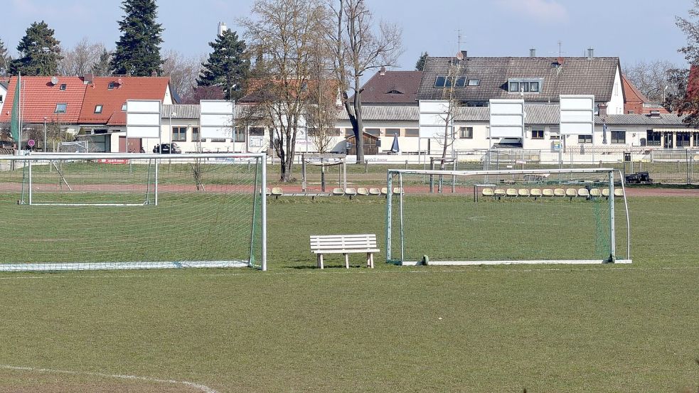 In Erlangen ist ein Fußballtor auf einen Jungen gestürzt. Foto: Daniel Löb