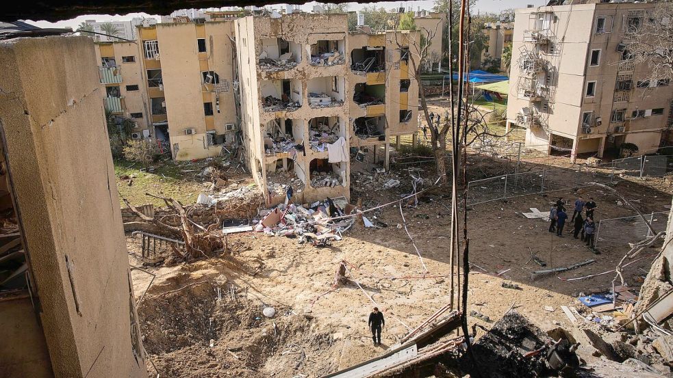 Iranische Raketenangriffe verursachten am Wochenende schwere Zerstörungen in Israel. Foto: Ohad Zwigenberg/AP/dpa