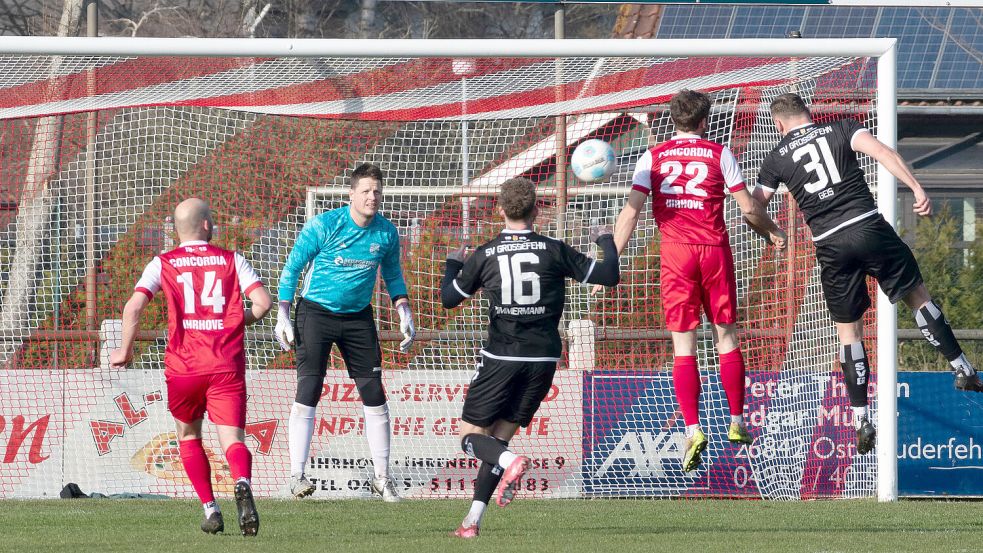 Der SV Großefehn (schwarze Trikots) wusste in Ihrhove aus einer langen Überzahl nur wenig Kapital zu schlagen. Fotos: Heiner Lohmann