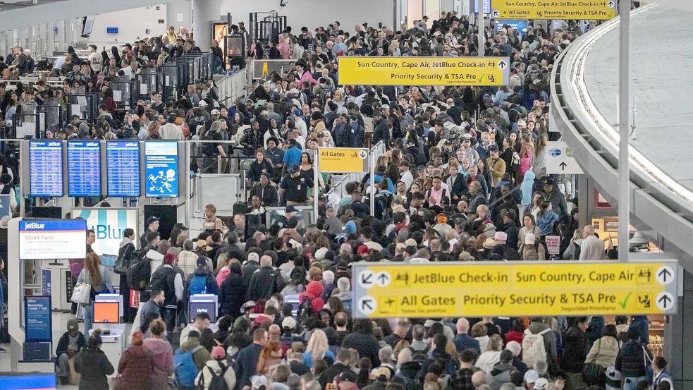 Passagiere warten in einer TSA-Schlange. Foto: Yuki Iwamura/AP/dpa