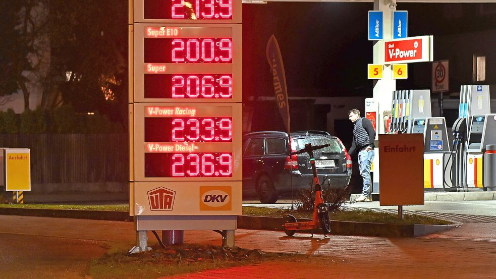 Bisher ist kein Ende in Sicht, die Spritpreise bleiben hoch. Deutsche in Grenzregionen fahren deshalb zum Tanken ins Ausland. Foto: IMAGO/Sven Simon