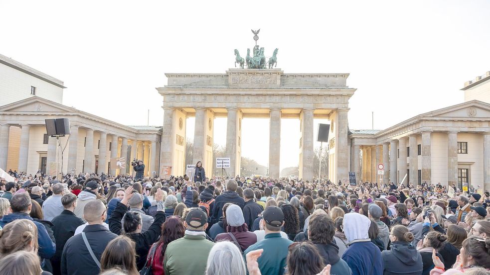 Die Kundgebung am Brandenburger Tor fand nach Angaben der Veranstalter wegen der aktuellen Diskussion in Solidarität mit der Moderatorin und Schauspielerin Collien Fernandes statt. Foto: Gerald Matzka