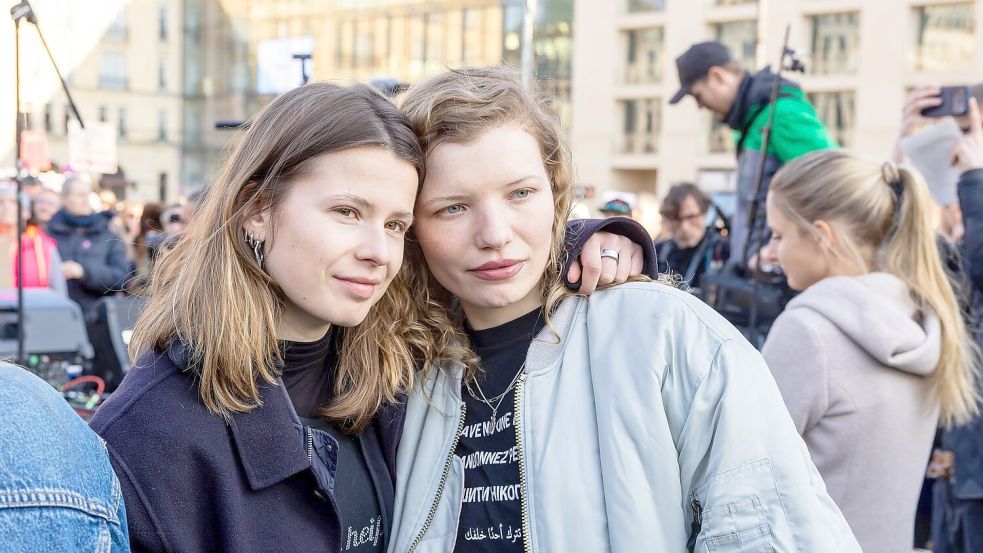 Die Klimaschutzaktivistin Luisa Neubauer (l) zusammen mit der Schauspielerin Luisa-Céline Gaffron bei der Demo. Foto: Gerald Matzka