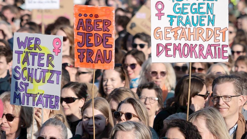 Die Polizei sprach von 6700 Teilnehmerinnen und Teilnehmern, die Veranstalter von 13.000 Menschen. Foto: Carsten Koall/dpa