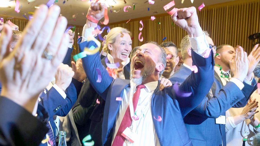Kein Halten mehr: Jan Bollinger AfD-Spitzenkandidat in Rheinland-Pfalz und Parteichefin Alice Weidel jubeln über die Prognosen nach Schließung der Wahllokale. Foto: Thomas Frey