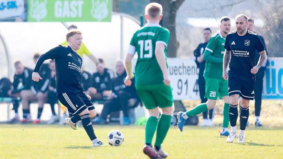 Der FC Loquard (links Kapitön Florian Haberts) verspielte am Sonntagnachmittag bei Ostfrisia Moordorf eine 2:0-Führung. Die Parte endete 2:2. Fotos: Jens Doden, Emden