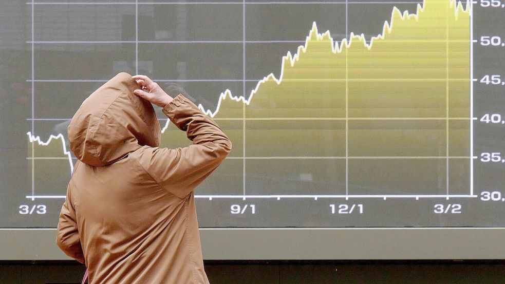 Nach Aussagen von US-Präsident Trump gerieten Asiens Börsen unter Druck. Foto: Eugene Hoshiko/AP/dpa