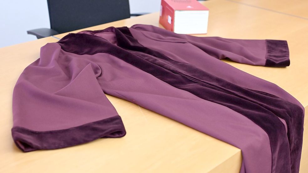 Die Robe zeichnet sich durch den tiefen Rot-Ton und den Samtbesatz an Ärmeln und Kragen aus. Foto: Uli Deck