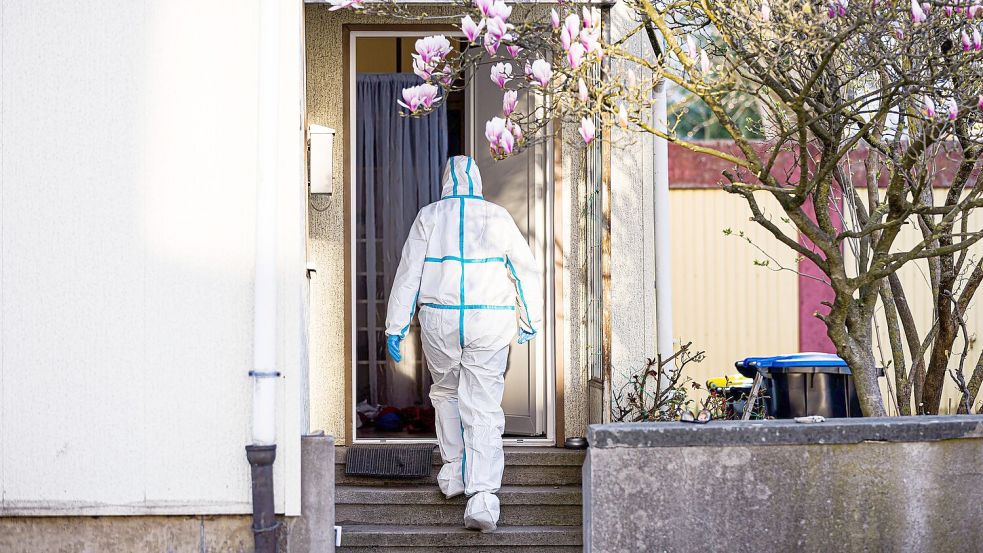 An dem Einfamilienhaus in Barsinghausen läuft die Spurensicherung. Foto: Moritz Frankenberg