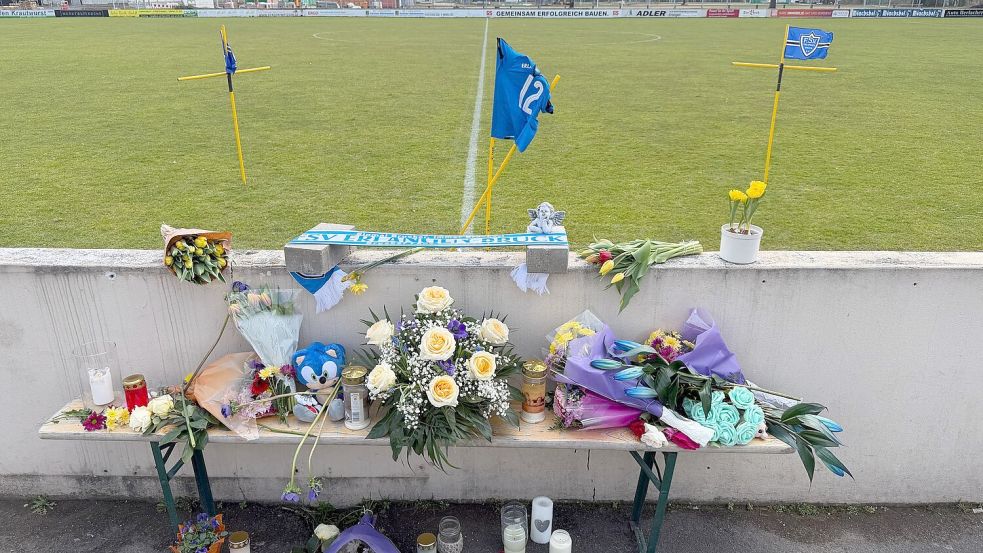 In Erlangen ist ein Fußballtor auf einen Jungen gestürzt. Foto: Sven Grundmann/News5/dpa