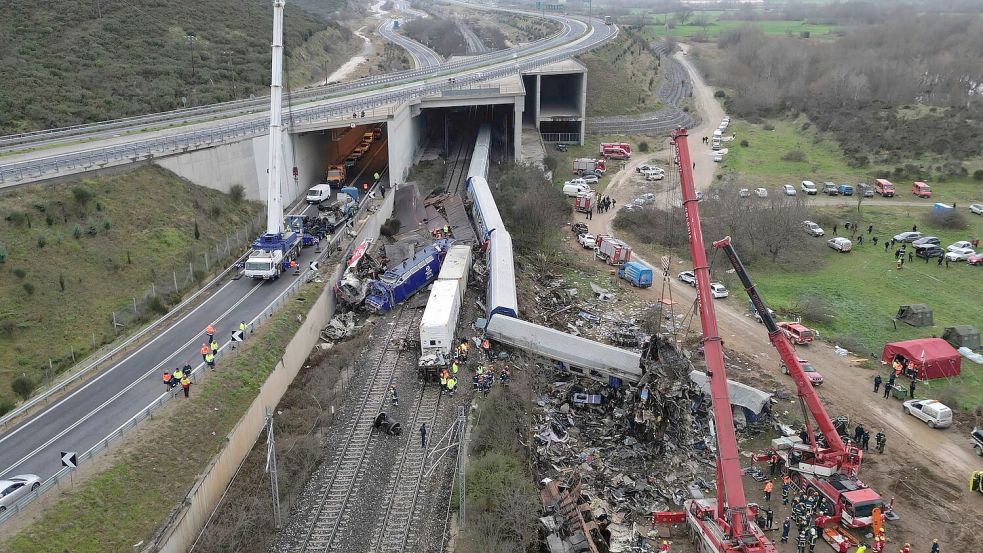 Beim Tempi-Zugunglück in Griechenland vor gut drei Jahren starben 57 Menschen. (Archivbild) Foto: Vaggelis Kousioras/AP/dpa