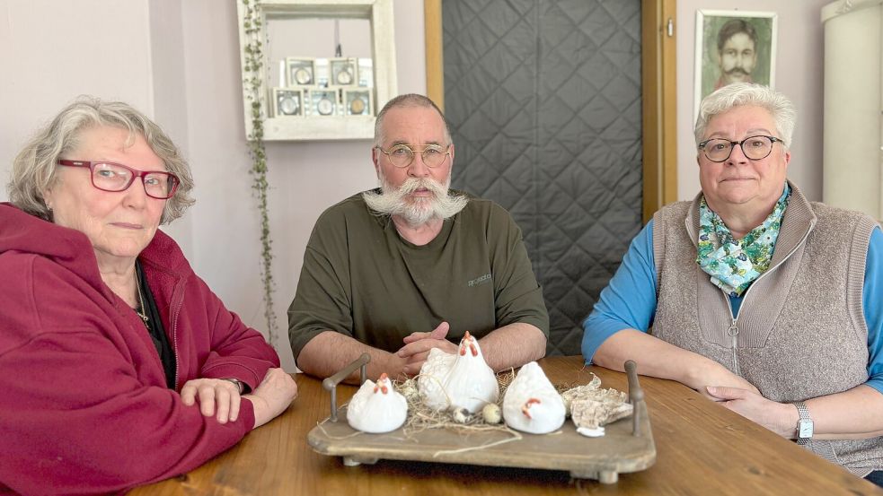 Rita (von links) und Helmut Wienhold sowie Nachbarin Elke Temmen wollen Ruhe in ihrer Straße. Foto: Lars Löschen