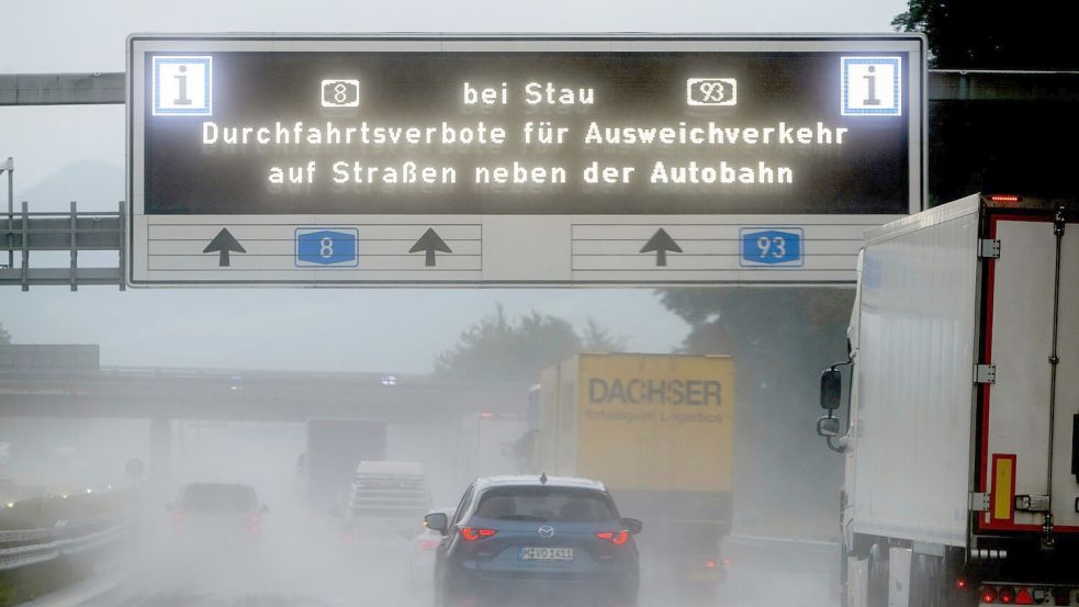 Bei Stau auf der Autobahn lieber die Landstraße nehmen? Das könnte in Bayern die Polizei auf den Plan rufen. (Archivbild) Foto: Peter Kneffel/dpa