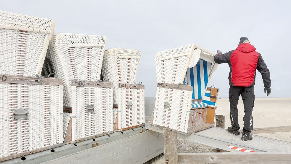 Die ersten Strandkörbe wurden bereits angeliefert und aufgestellt.  Foto: picture alliance/dpa | Bodo Marks