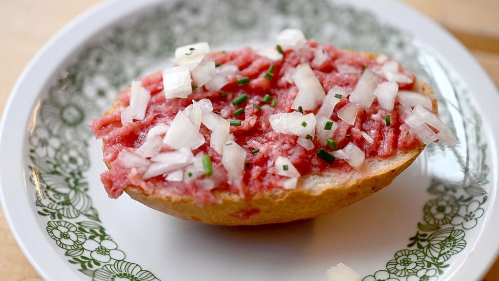 Erneuter Rückruf von Zwiebelmettwurst bei Penny. (Symbolbild) Foto: Roberto Pfeil